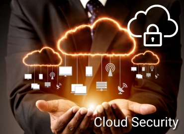 Visualisierung von Cloud-Symbolen über geöffneten Händen mit leuchtenden Verbindungslinien und Sicherheitssymbolen – Darstellung für Cloud Security.