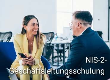Zwei Personen im Gespräch in moderner Büroatmosphäre, eine davon mit Smartphone, eingeblendeter Text „NIS2 für Geschäftsführung und Management“ – Darstellung einer zielgruppenspezifischen Schulung zur NIS2-Richtlinie.